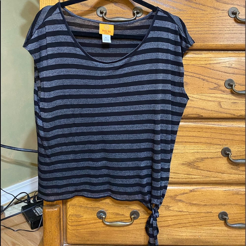grey/black top